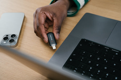 USB Flash Drive Verbatim Plectra 64GB USB-C Up to 100MB/s Capless Black