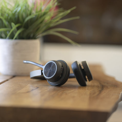 HP Poly Voyager 4320 USB-C Headset +BT700 dongle +Charging Stand