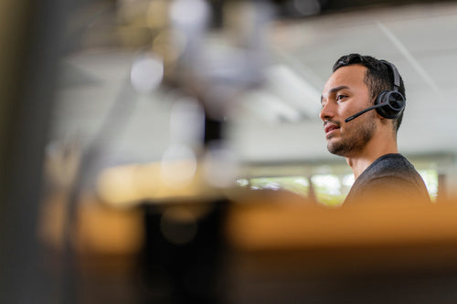 Poly Voyager 4310 USB-C Headset +BT700 dongle +Charging Stand