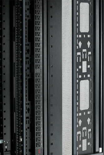 APC AR3100 rack cabinet