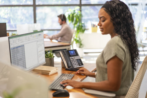 HP Poly Edge E450 und PoE-fähiges IP-Telefon