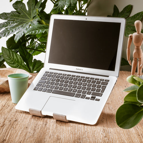 R-Go Tools RGOTPW Ergonomischer Laptopständer - Verstellbar aus biobasiertem Holz - Weiß, 10" bis 22"