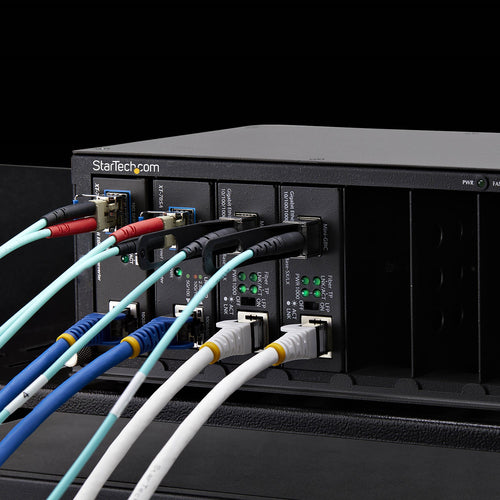 7-Slot Unmanaged Media Converter Chassis Rackmount mit TAA-Konformität von StarTech.com