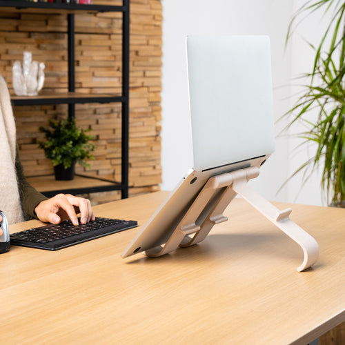 R-Go Tools RGOTPW Ergonomischer Laptopständer - Verstellbar aus biobasiertem Holz - Weiß, 10" bis 22"