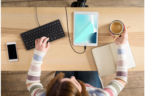 Kabelgebundene QWERTZ-Tastatur für Apple iPad & iPhone – Schwarz