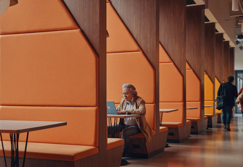 Poly Voyager Free 60 UC Carbon Black Earbuds +BT700 USB-C Adapter +Basic Charge Case