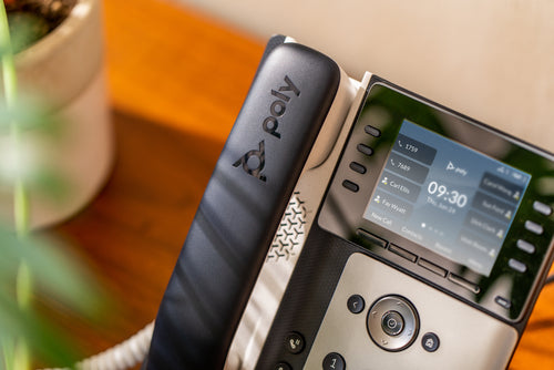 HP Poly Edge E350 und PoE-fähiges IP-Telefon