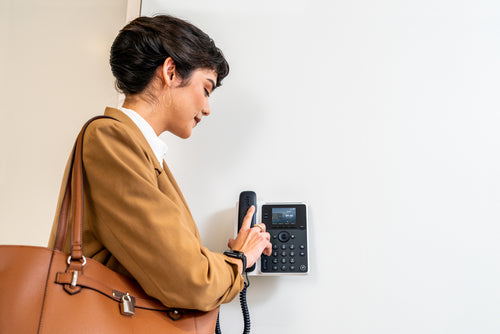 HP Poly Edge E100 und PoE-fähiges IP-Telefon